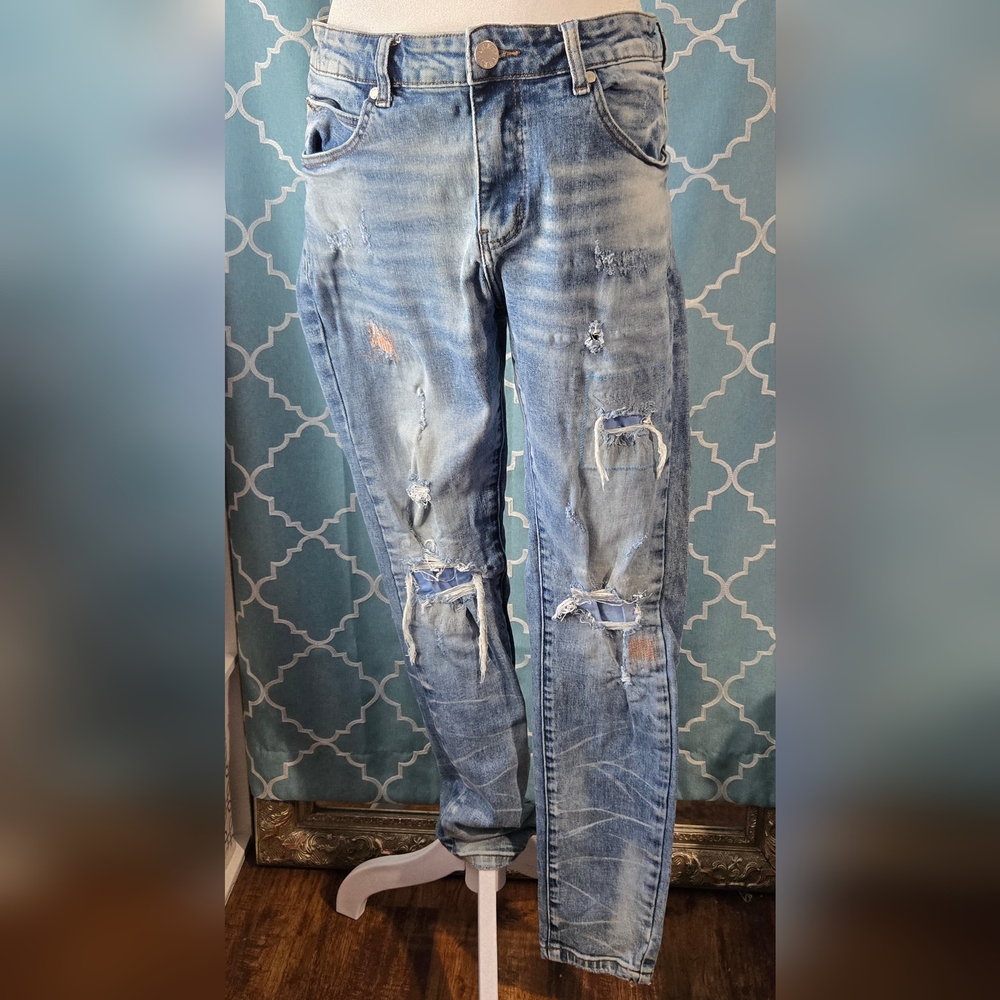 Blue Skinny Jeans with Distressed Details and Stretch
